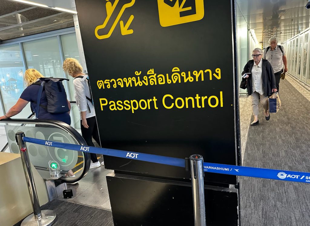 Tayland'da pasaport kontrolüne giderken.