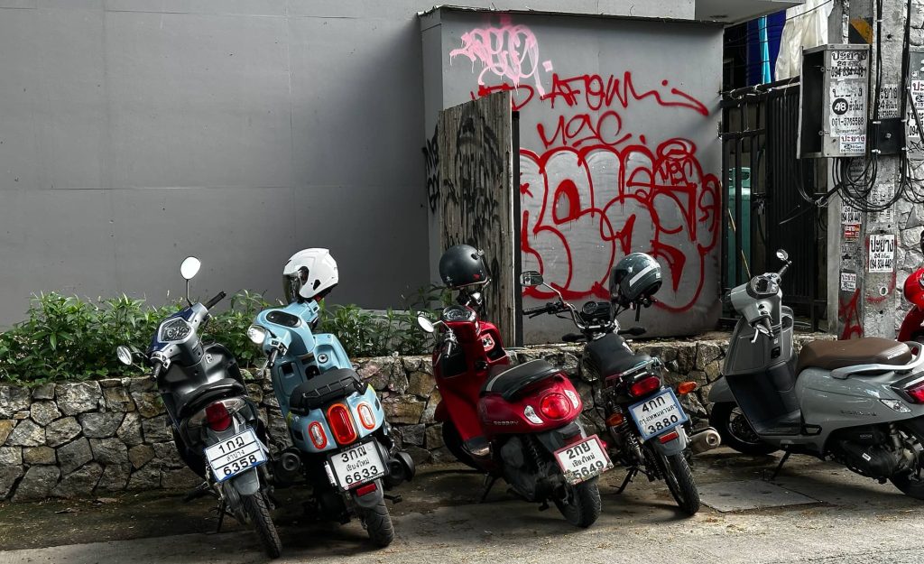 Tayland'da motorsiklet kiralayarak daha kolay ulaşım sağlayabilirsiniz.