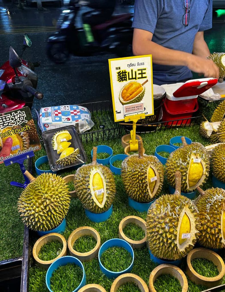 Durian meyvesi ve satıcısı