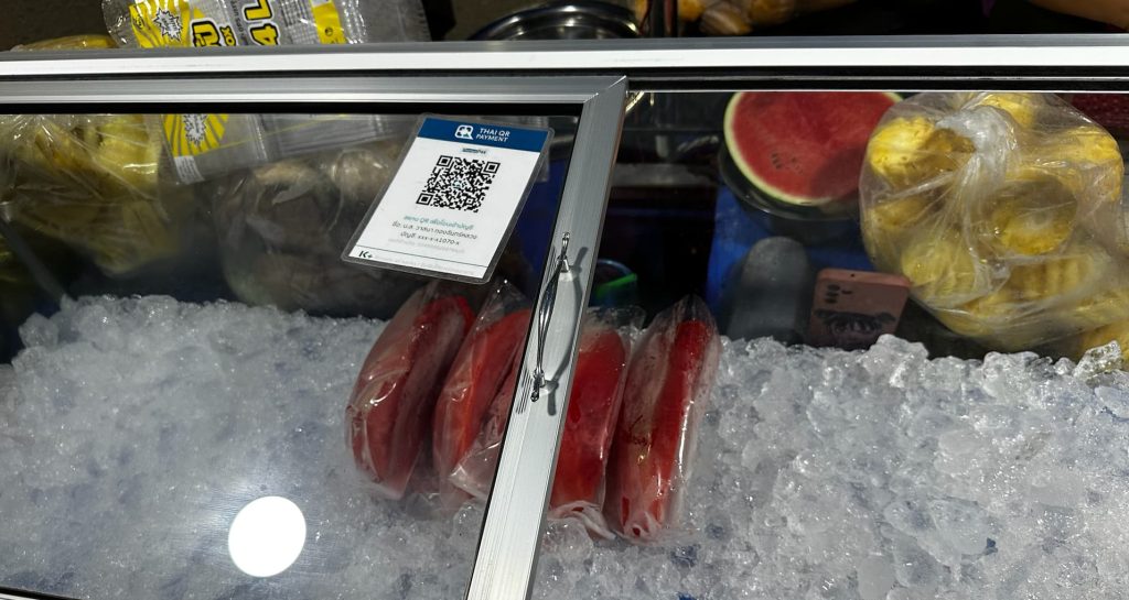 Tayland'da meyve satan bir esnaf.