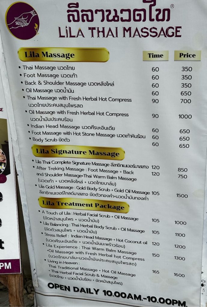 Tayland Chiang Mai'de işlek bir caddede yer alan masaj fiyatları.