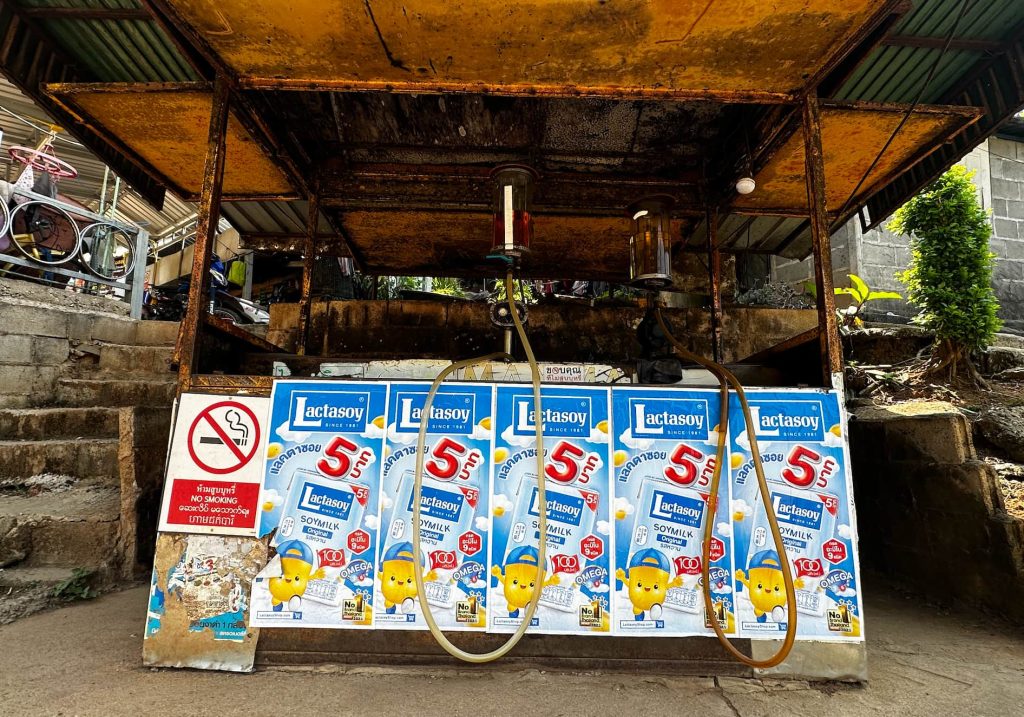 Tayland köylerinde benzin doldurabilirsiniz.