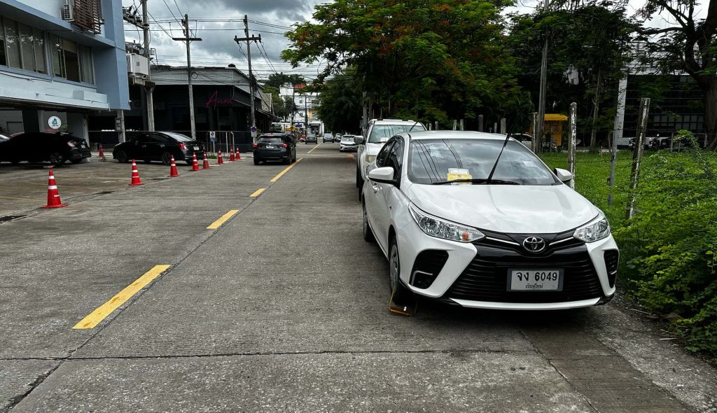 Tayland'da trafik cezası kesilen bir otomobil.