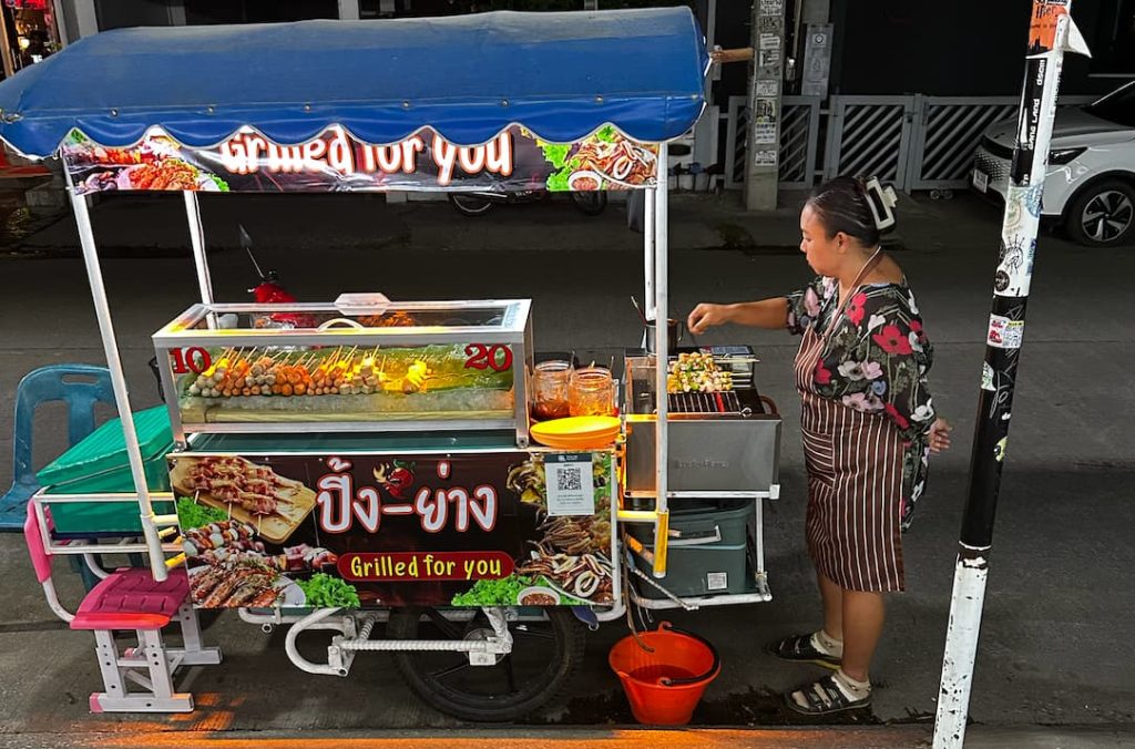 tayland-sokak-yemegi-satan-kadin