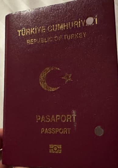 Eski pasaport deliniyor.