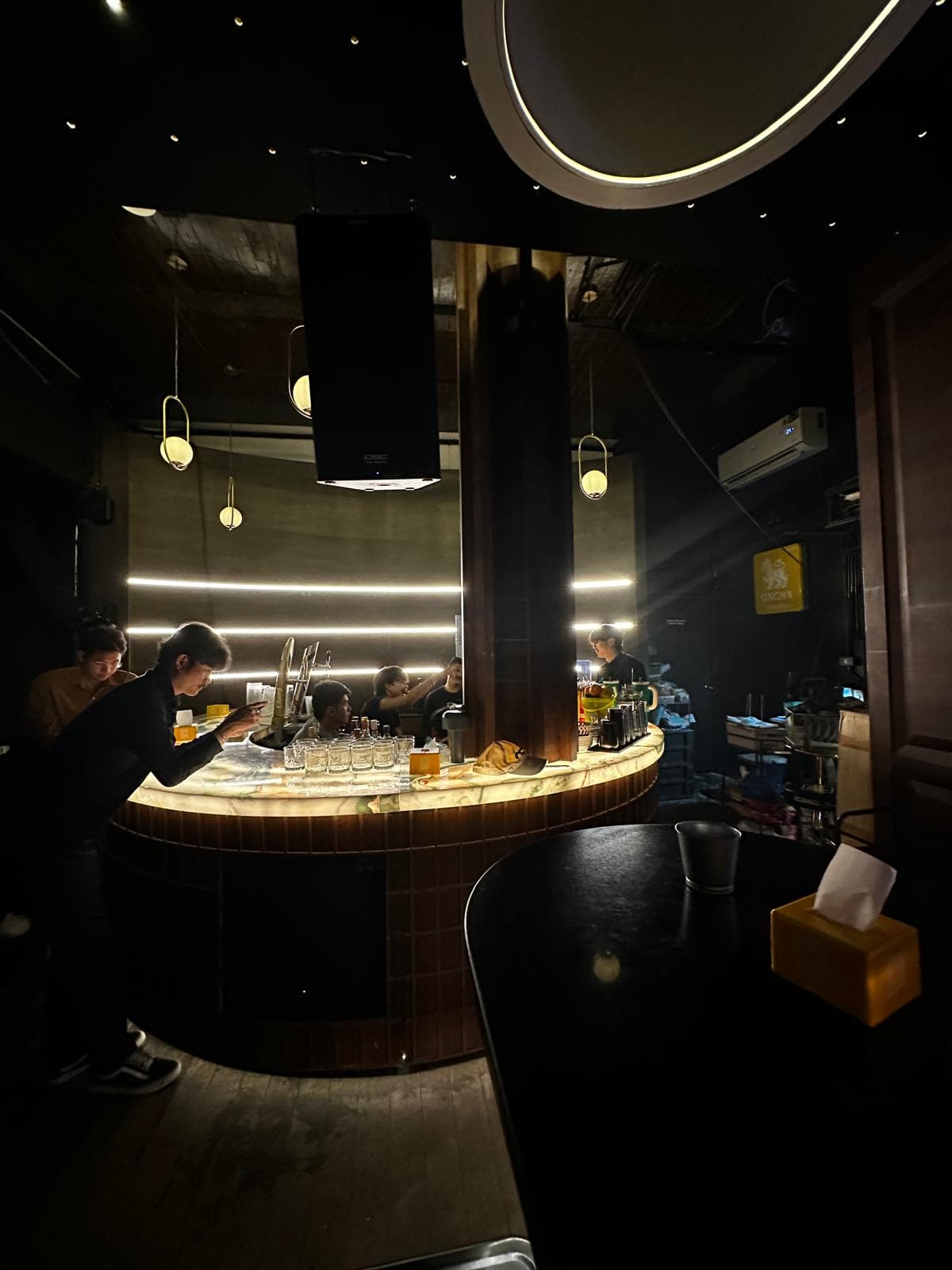 Nimman'daki gece hayatında bir bar içinden çektiğim fotoğraf.